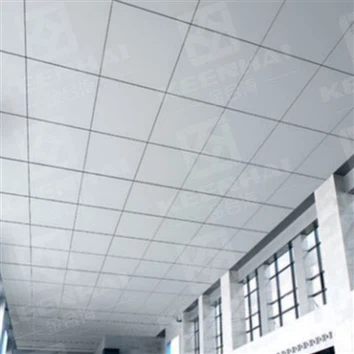 Plafond gemaakt van donkere houten panelen